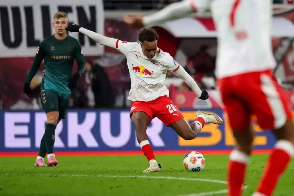 Assan Ouédraogo meio-campista do RB Leipzig em ação na Bundesliga temporada 2025-2026