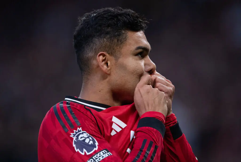 Casemiro com a braçadeira durante um jogo do Manchester United na Europa League 2025-2026