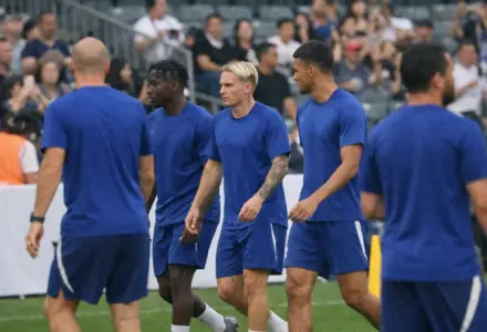 Mudryk rouba a cena em treino aberto do Chelsea em Hong Kong