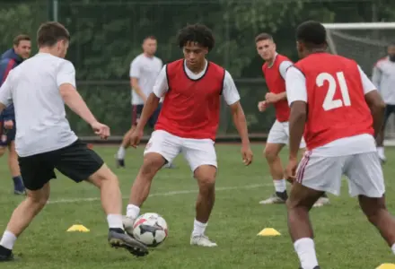 AC Milan entra na disputa por Ethan Nwaneri, que deve deixar o Arsenal