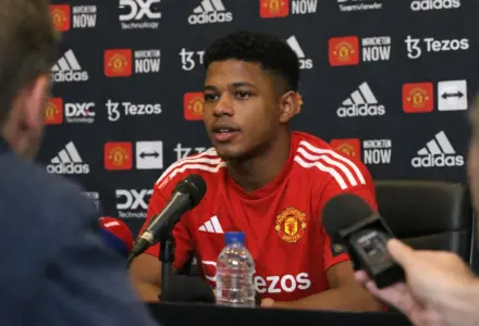 Andrey Santos chega ao Manchester United e assume discurso de protagonista