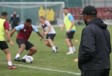 Burnley acelera reformulação com empréstimos, mudança de patrocínio e futuro de Kyle Walker