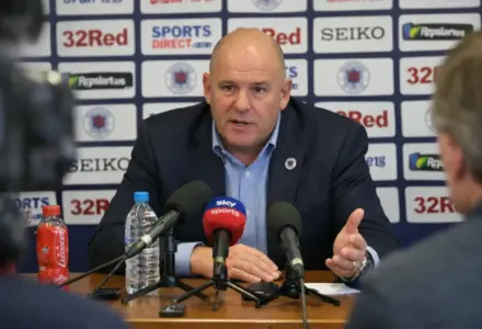 Les Glasgow Rangers travam a contratação de Couhaib Driouech após problema físico