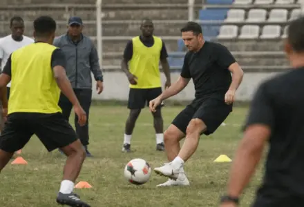 Frank Lampard reencontra a Premier League e pode cruzar com o Chelsea de novo