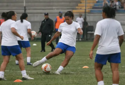 Carolyn mantém presença de área e números consistentes na temporada