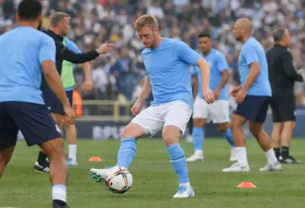 Manchester City reage no fim e estreia com vitória sofrida na Premier League