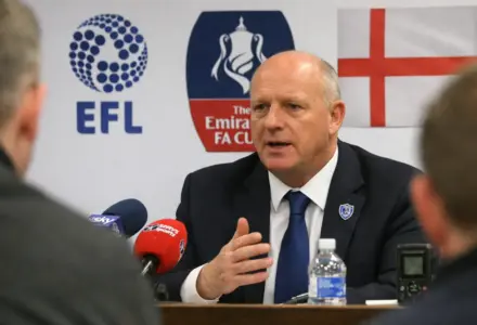 Portsmouth corre contra o relógio para reforçar o meio-campo