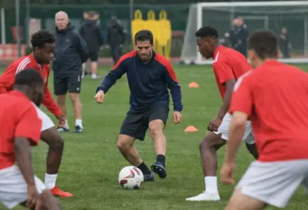 Fabregas oferece ajuda ao Arsenal e elogia jovens de Hale End