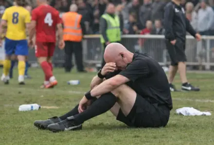 Anthony Taylor encerra ciclo na arbitragem inglesa após duas décadas de pressão e escrutínio