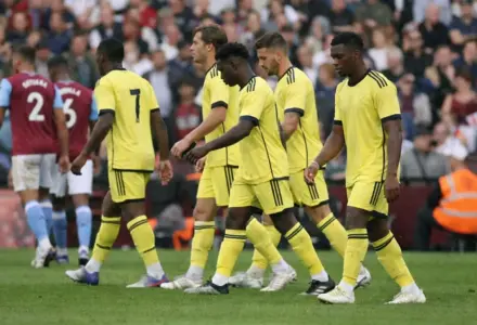Arsenal estreia nova camisa amarela contra o Aston Villa; veja como comprar
