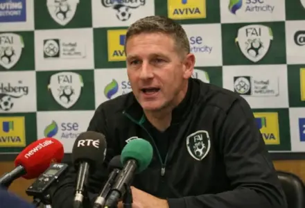 Keith Andrews critica o VAR após classificação do Brentford na Copa da Liga