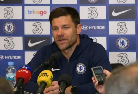 Xabi Alonso ganha duas semanas para reorganizar o Chelsea antes de sequência pesada