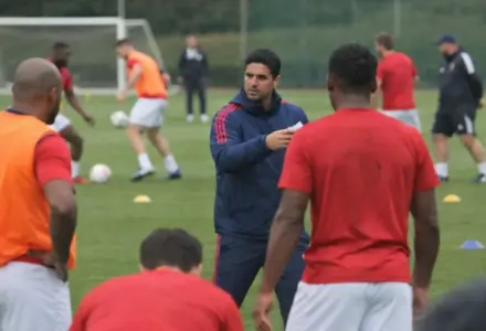 Arteta caminha para renovar com o Arsenal e reforça laço com o clube