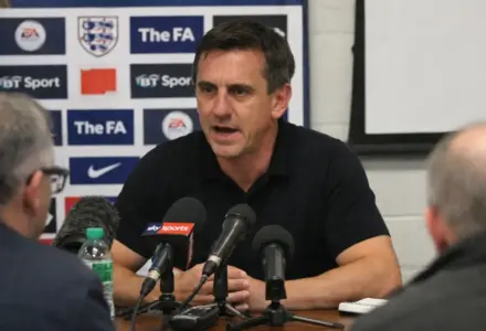 Gary Neville amplia críticas ao Manchester United e reacende debate sobre esforço e mídia