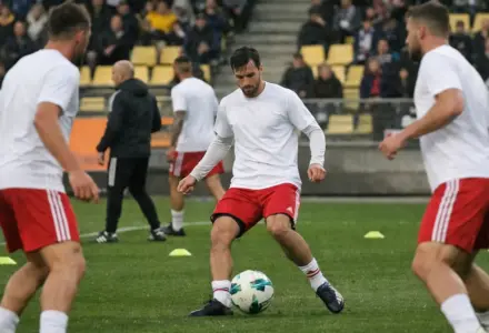 Tagliafico em baixa: lateral decepciona e irrita torcida do Lyon após vitória na Bélgica