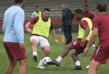 McGinn abre o placar e põe o Aston Villa em vantagem na estreia da Champions