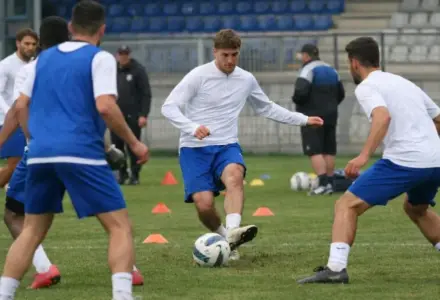 Romain Faivre volta a irritar com gesto após gol da vitória do Auxerre