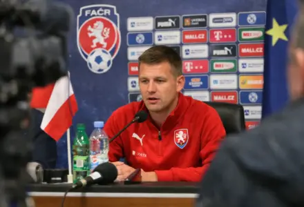 Pavel Sulc carrega lesão no joelho e expõe desafio para o Lyon