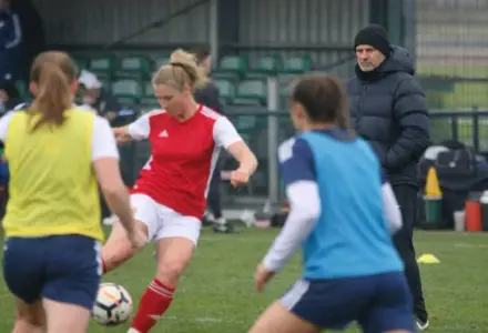 Arsenal sente o golpe e vê a briga pelo título da WSL ganhar contornos urgentes