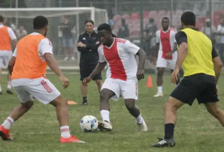 Simon Adingra fecha com o Ajax após concluir exames e trâmites finais