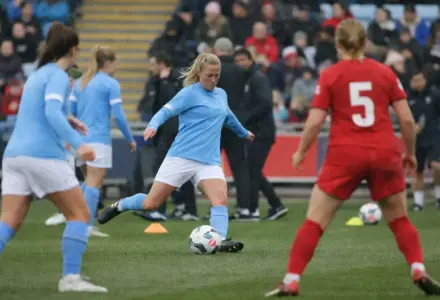 Manchester City vence Liverpool no fim e mantém início perfeito na WSL