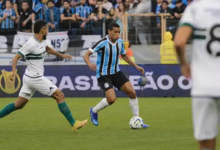 Grêmio vence o Coritiba no fim e encerra jejum no Brasileirão