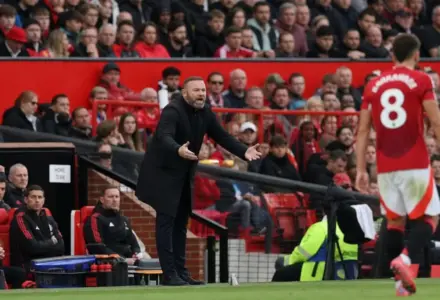 Rooney critica postura de jogadores do Manchester United após nova crise no clube