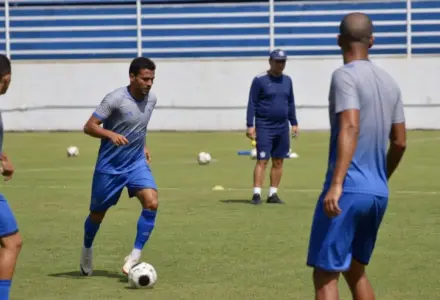 Émerson Leal sofre infarto e segue internado em estado grave