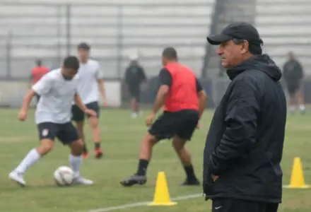 Corinthians aponta Ramón Díaz como nome mais forte após saída de Fernando Diniz