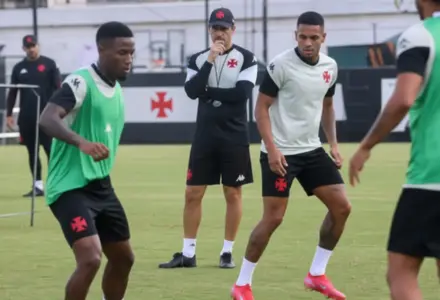 Vasco testa Marino Hinestroza e Brenner para o clássico com o Flamengo