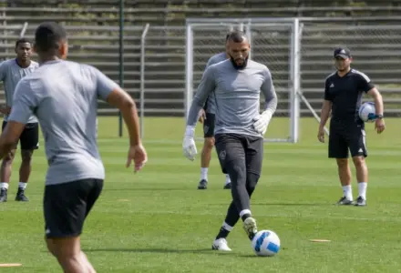 Everson volta aos treinos e Atlético-MG ganha disputa aberta no gol